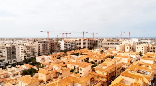Vista aérea de barrio residencial español mostrando diversidad de viviendas para análisis de precios inmobiliarios
