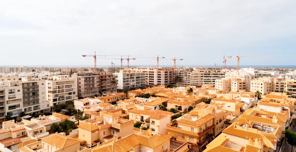Vista aérea de barrio residencial español mostrando diversidad de viviendas para análisis de precios inmobiliarios