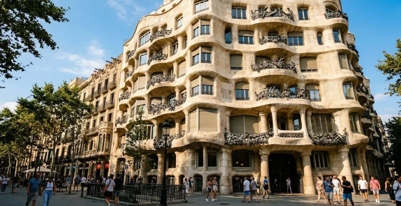 Fachada de edificio modernista del Eixample de Barcelona con balcones típicos de hierro forjado, cielo azul de tarde